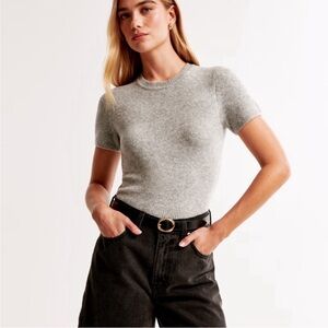 Abercrombie & Fitch Light Gray Short Sleeve Tee